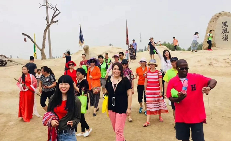 力邁中美國(guó)際學(xué)?？傂＝搪毠ぃ鹤哌M(jìn)大美寧夏.領(lǐng)略原始文化