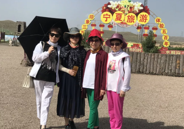 力邁中美國(guó)際學(xué)?？傂Ｈw教職工：走進(jìn)大美寧夏.參觀了水洞溝遺址
