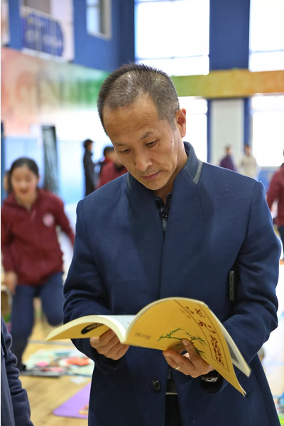 力邁中美國際學(xué)?？傂跳蚤小書市，愛心大義賣活動