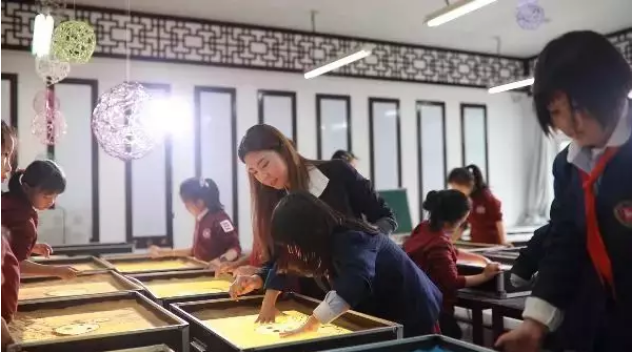 力邁中美國(guó)際學(xué)校沙畫課，手繪孩子的藝術(shù)夢(mèng)想