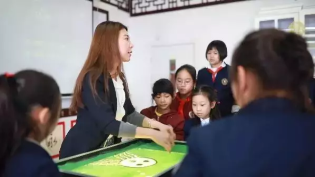 力邁中美國(guó)際學(xué)校沙畫課，手繪孩子的藝術(shù)夢(mèng)想