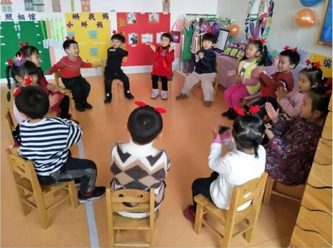 大手小手齊歡樂——力邁秦皇島山海關(guān)幼兒園元旦聯(lián)歡活動