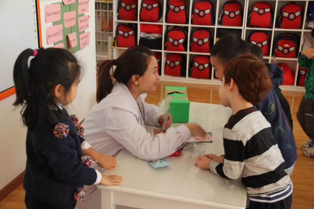 食品安全教育走進(jìn)力邁中美新疆烏魯木齊國際幼兒園