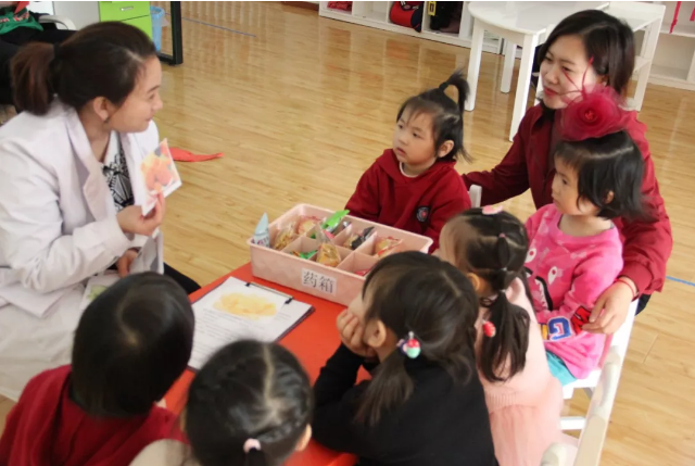 食品安全教育走進(jìn)力邁中美新疆烏魯木齊國際幼兒園