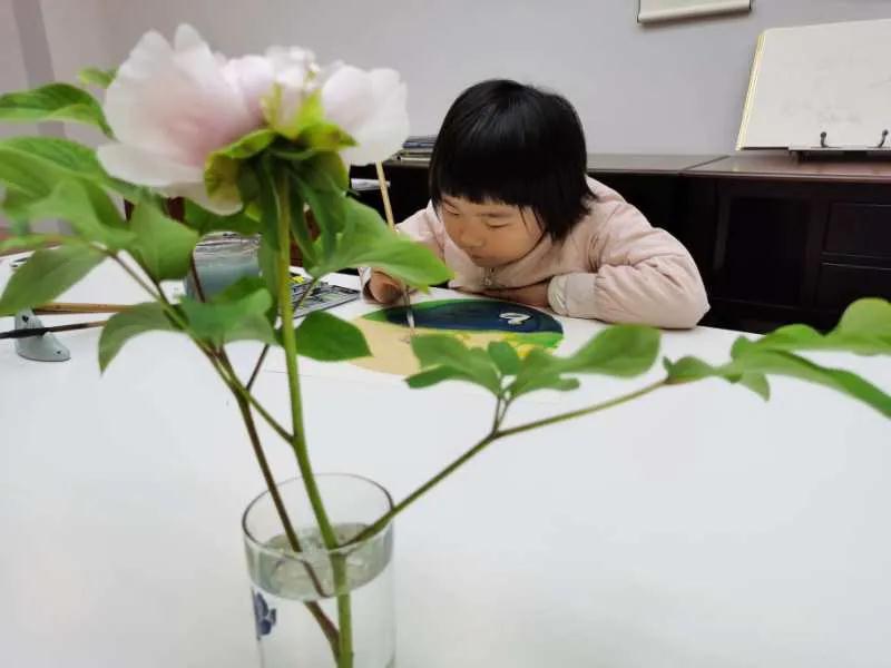 茵茵春色醉人間，幽幽情懷入家園/力邁中美學校環(huán)保教育月彩蛋(圖2)