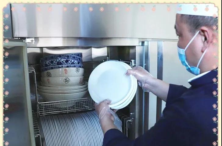 不凡四月人依舊，北歸大雁似曾識。| 力邁校園墨香滿，春暖花開待君歸。(圖28)
