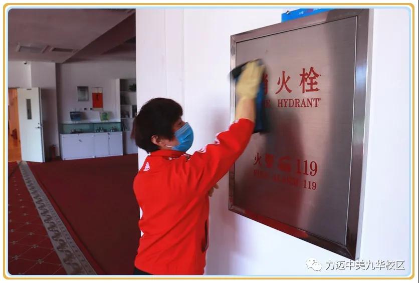 不凡四月人依舊，北歸大雁似曾識。| 力邁校園墨香滿，春暖花開待君歸。(圖35)