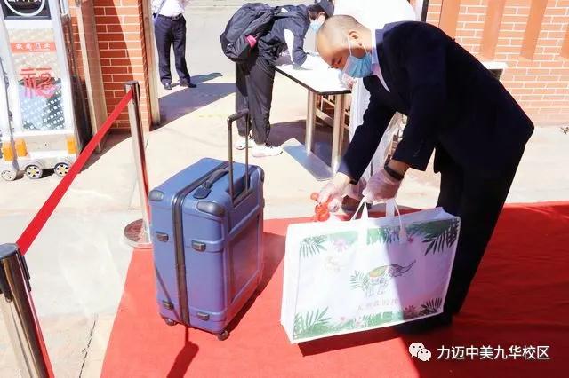 青陽始至，桃李月及|伴萬丈春暉，迎莘莘學(xué)子。(圖7)