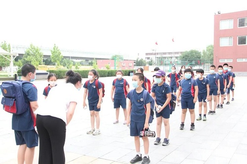 夏蟲啾啾，與子和鳴。童語幺幺，其樂盈盈/力邁中美學(xué)校四五年級(jí)學(xué)生返校剪影(圖32)