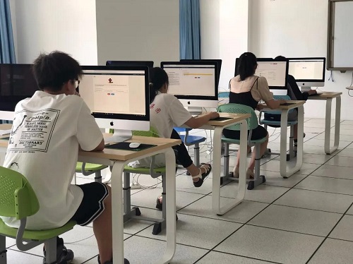 100余人參加面試 現(xiàn)場報(bào)名火熱!(圖8)