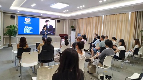 100余人參加面試 現(xiàn)場報(bào)名火熱!(圖10)