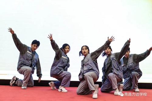 南昌力邁（國(guó)際）學(xué)校迎新春藝術(shù)匯演暨首屆美術(shù)作品慈善拍賣會(huì)(圖21)