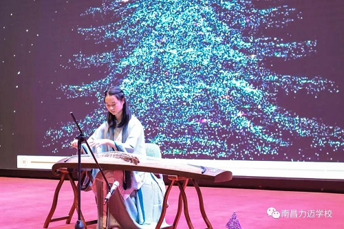 南昌力邁（國(guó)際）學(xué)校迎新春藝術(shù)匯演暨首屆美術(shù)作品慈善拍賣會(huì)(圖8)