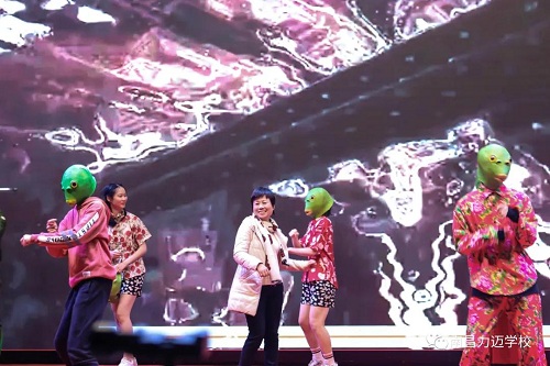 南昌力邁（國(guó)際）學(xué)校迎新春藝術(shù)匯演暨首屆美術(shù)作品慈善拍賣會(huì)(圖12)