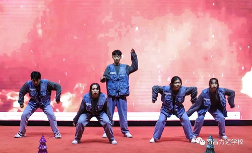 南昌力邁（國(guó)際）學(xué)校迎新春藝術(shù)匯演暨首屆美術(shù)作品慈善拍賣會(huì)(圖20)