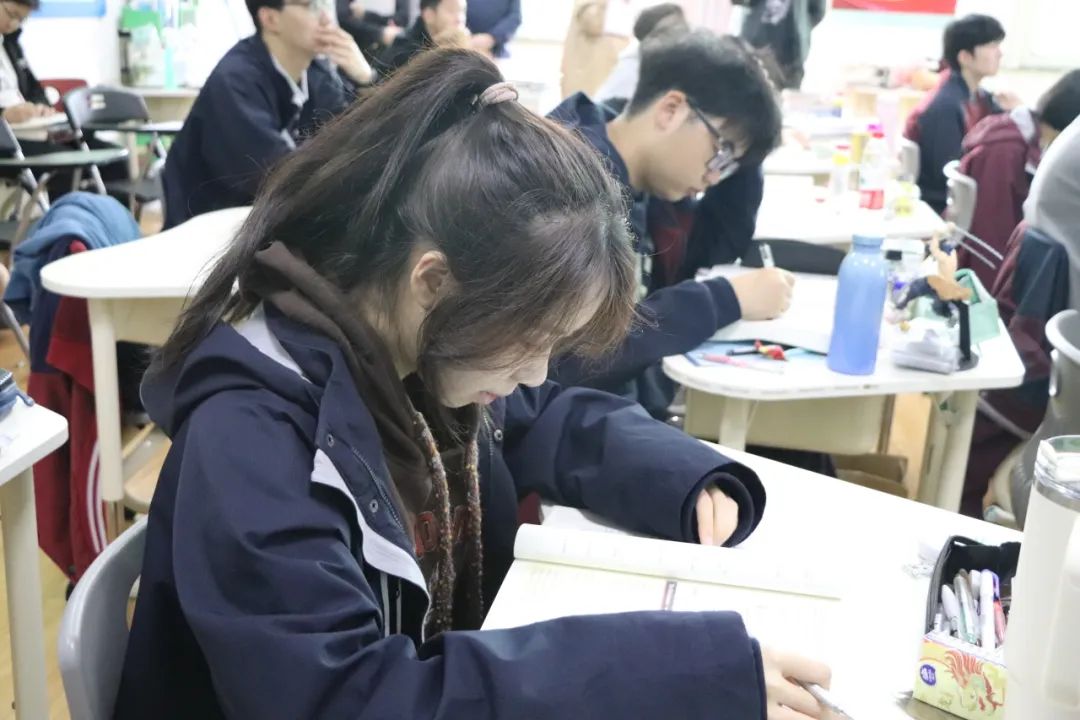 力邁學(xué)子 沖擊港前三，揭秘香港名校錄取分?jǐn)?shù)線漲落趨勢起伏(圖20)
